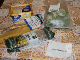 Шаг 1: Подготовьте ингредиенты: спагетти, замороженный шпинат, плавленный сыр.