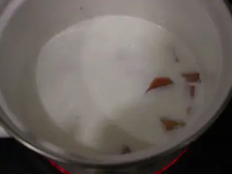 Шаг 6: В кипящее молоко добавьте морковь.