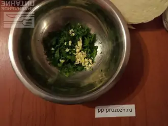 Шаг 2: Нарежьте зелень и чеснок.