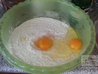 Шаг 3: Смешайте цельнозерновую муку и пшеничную с отрубями, добавьте два яйца, размешайте. Посолите.
