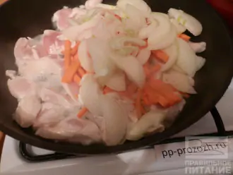 Шаг 3: Лук и морковь нарежьте соломкой и добавьте к филе.