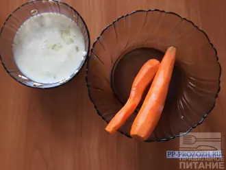 Шаг 3: Морковь очистите от кожуры.