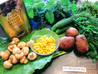 Шаг 1: Для приготовления салата возьмите: картофель, грибы, консервированную кукурузу, огурцы, зелень, соль и оливковое масло.