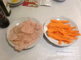 Шаг 3: Филе нарежьте на пластины, отбейте слегка. Морковь нарежьте тонкими полосками с помощью ножа для чистки овощей.