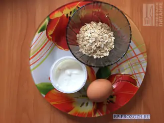 Шаг 1: Для приготовления овсяноблина на сметане возьмите овсяные хлопья, яйцо и сметану. 