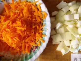 Шаг 2: Нарежьте лук, морковь натрите на терке.
