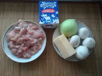 Шаг 1: Подготовьте куриное филе, сливки, сыр, лук, шампиньоны.