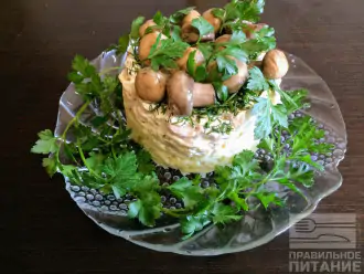Шаг 7: На зелень аккуратно выложите грибы. Снимите форму, которой формировали салат. Получится грибная поляна. Готовый салат можно сразу подавать на стол.