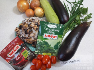 Шаг 1: Подготовьте все необходимые ингредиенты: грибы замороженные, баклажаны, кабачок, лук, приправы, зелень и помидоры.