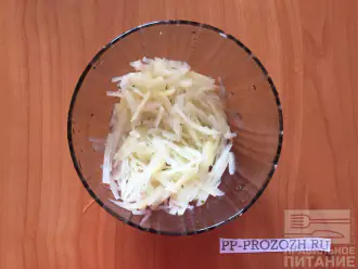 Шаг 2: Картофель очистите от кожуры, натрите на крупной терки и промойте от крахмала. 