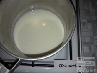 Шаг 4: В кастрюлю влейте молоко, постепенно добавляйте крахмал, чтобы не было комочков - помешивайте. Варите до загустения.