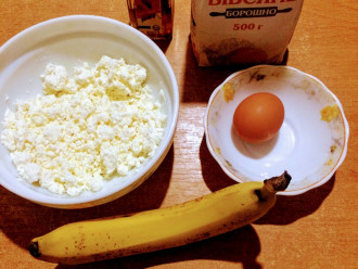 Шаг 1: Для приготовления сырников возьмите:  творог,  овсяную муку, банан, яйцо, кленовый сироп и оливковое масло для смазывания формы.