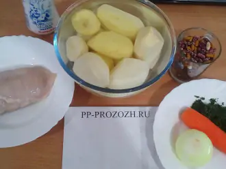 Шаг 1: Подготовьте ингредиенты: филе куриной грудки, картофель, фасоль, морковь, лук, петрушку, соль. 