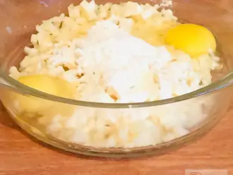 Шаг 3: Смешайте кабачок с яйцами, посолите.