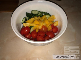 Шаг 3: Нарежьте помидоры, огурцы и перец.