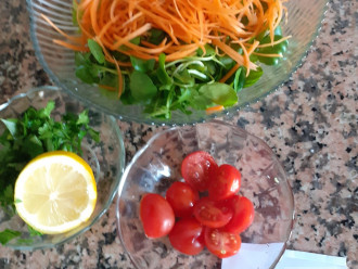 Шаг 5: В салатнике соедините овощи и киноа, заправьте соком лимона, оливковым маслом и маслом сезама.