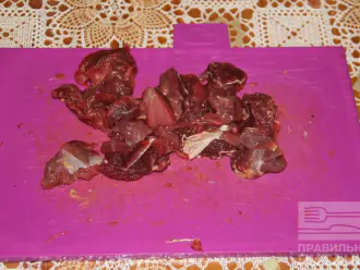 Шаг 3: Нарежьте некрупно мясо.