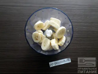 Шаг 2: Поместите нарезанный банан в чашу блендера. 