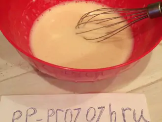 Шаг 3: Добавьте теплое молоко (на 30 секунд поставьте в микроволновку), взбейте и добавьте греческий йогурт и соду (на кончике ножа).