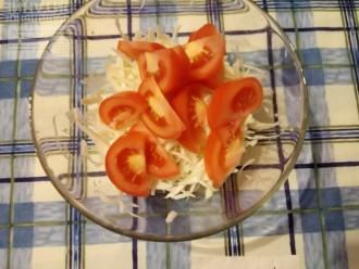 Шаг 4: Нарежьте помидор дольками.