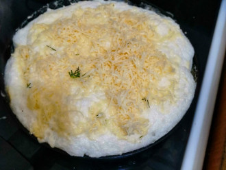 Шаг 7: Добавьте натертый сыр, готовьте так 5 минут на среднем огне.