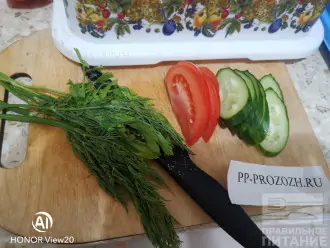 Шаг 4: В это время нарежьте овощи и зелень.