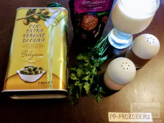 Шаг 1: Для приготовления соуса возьмите: йогурт, горчицу в зернах, зелень, соль, перец и оливковое масло.