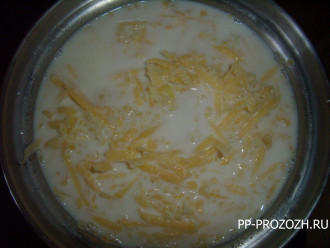 Шаг 5: Теперь добавьте натертую (или порезанную на кусочки тыкву), молоко и соль по вкусу. Увеличьте нагрев плиты до максимума.