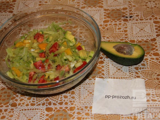Шаг 6: Смешайте все овощи, полейте лимонным соком и посолите по вкусу. Салат готов, приятного аппетита!