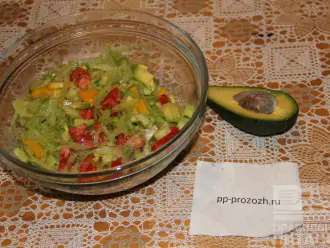 Шаг 6: Смешайте все овощи, полейте лимонным соком и посолите по вкусу. Салат готов, приятного аппетита!