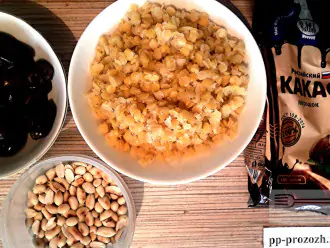 Шаг 1: Приготовьте ингредиенты. Отварите чечевицу, финики замочите на 1 час, подсушите арахис до золотистости.