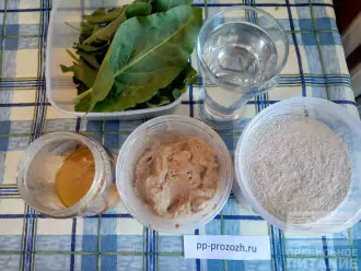Шаг 1: Подготовьте ингредиенты для приготовления шпинатного хлеба на закваске.