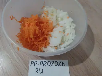 Шаг 4: Покрошите мелко лук, морковь натрите на тёрке.