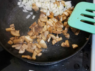 Шаг 2: Нарежьте не мелко грибы и лук. Обжарьте на масле, до полуготовности.