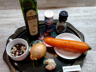 Шаг 1: Подготовьте ингредиенты для паштета из фасоли: фасоль, репчатый лук, морковь, чеснок, оливковое масло, перец, соль.