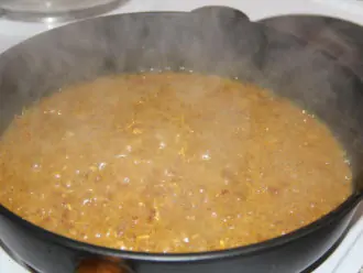 Шаг 5: Залейте кипятком рис выше его края на 1.5-2 см. Накройте крышкой и уберите огонь на минимальный. По мере испарения воды и, если рис еще жёсткий- добавляйте немного кипятка.