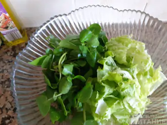 Шаг 2: Листья салата хорошо промойте и подсушите, чтобы с салата не текла вода.