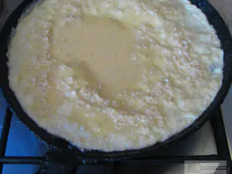 Шаг 3: Вылейте тесто на сковороду для приготовления блинов. Можно слегка сбрызнуть ее растительным маслом. Выпекайте минут 10 на среднем огне.
