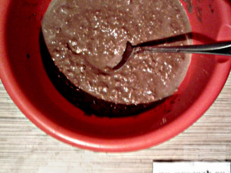 Шаг 4: Перелейте получившуюся массу в глубокую тарелку. Тесто для вафель по консистенции должно быть как густая сметана.