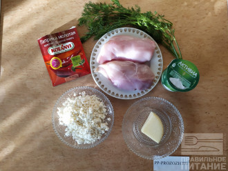 Шаг 1: Подготовьте необходимые ингредиенты: куриное филе, творог, сыр, йогурт, зелень, паприку.