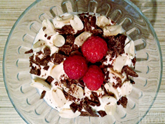 Шаг 5: Сверху присыпьте шоколадом и орехами. Украсьте оставшимися ягодами малины. Десерт готов!