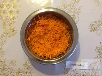 Шаг 2: Морковь натрите на тёрке для корейской моркови.