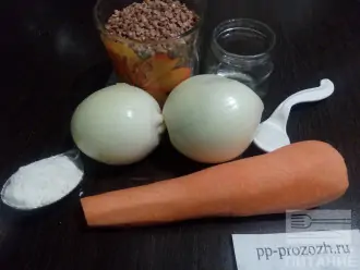 Шаг 1: Подготовьте ингредиенты: гречневую крупу, лук, морковь, масло, соль, муку, перец и лавровый лист.