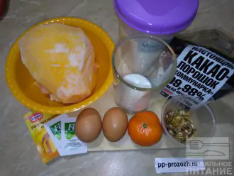 Шаг 1: Подготовьте необходимые продукты: тыкву (я брала замороженную), муку, яйцо, молоко, какао-порошок, грецкие орехи, разрыхлитель, сахарозаменитель по вкусу и апельсин или мандарин.