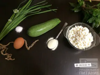 Шаг 1: Для приготовления этого необычного блюда возьмите: творог, яйца, кабачок, немного манки, соли и оливковое масло для жарки.