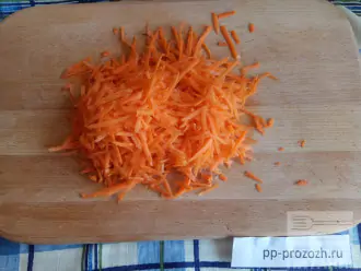 Шаг 3: Натрите морковь на крупной терке.