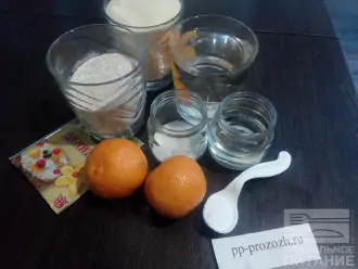Шаг 1: Подготовьте ингредиенты для манника: манную крупу, цельнозерновую муку, воду, подсолнечное масло, сахарозаменитель, мандарины и соду.