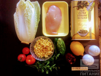 Шаг 1: Для приготовления салата возьмите: пекинскую капусту, куриное филе, огурцы, помидор, консервированную кукурузу, красный лук, зелень, лимон, оливковое масло, соль и перец черный молотый.