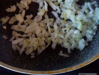 Шаг 4: На разогретой сковороде в оливковом масле спассеруйте лук до прозрачности.