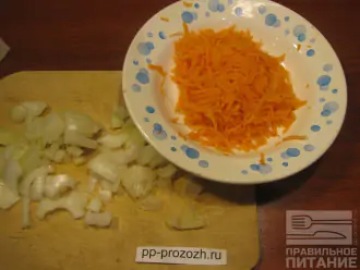 Шаг 3: Пока гречка варится, нарежьте мелко лук, натрите морковь на терке.  